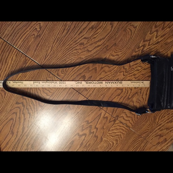 Black cross body purse. Lots of pockets. - Picture 6 of 6